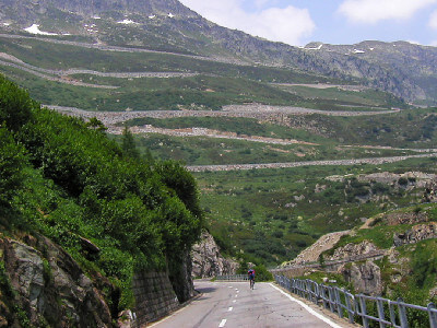 Straße mit Radfahrer bei der Auffahrt zum Rhone-Gletscher