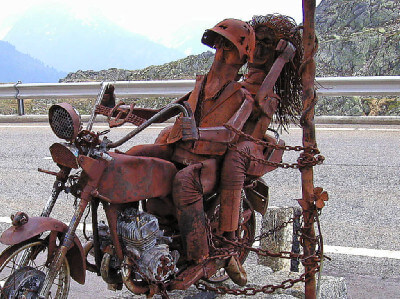 Skulptur aus Blech als Motorradfahrer mit Sozia am Grimselpass
