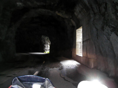 Motorrad bei Durchfahrt eines unbeleuchteten Tunnels bei der Auffahrt nach Samnaun