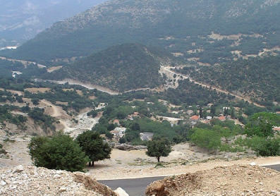 Talblick auf Straße im Epirus-Gebirge