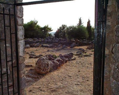 Blick auf Außenanlage des Nekromanteion von Ephira