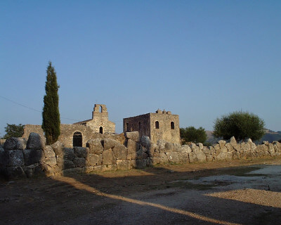 Außenmauer und Kirche des Totenorakel von Ephira