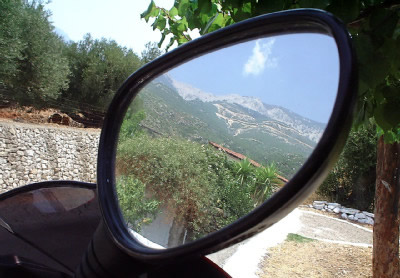 Der Berg Enos fotografiert in einem Rückspiegel eines Motorrades
