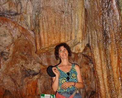 Frau seht in der Drongerati-Höhle