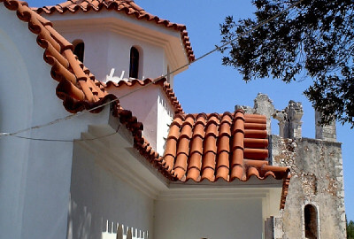 Blick auf weißes Kloster mit roten Dachziegeln im Kloster Theotokou Agrilion