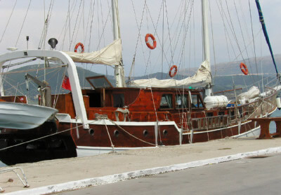 Fischerboot liegt an Mole im Hafen von Nidri auf Lefkada