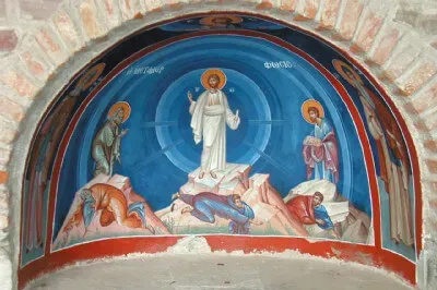 Eine innen bemalte Nische mit Heiligen im Kloster Agia Trias