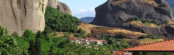 Blick auf Felsenlandschaft am Ortsrand von Kastraki