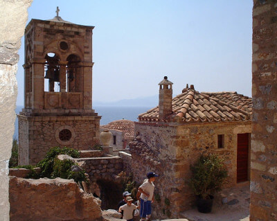 Blick in eine Gasse von Monemvasia und links der Glockenturm
