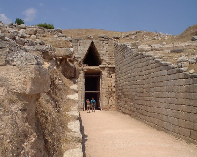 Blick in den Eingang des Schatzhauses des Atreus in Mykene
