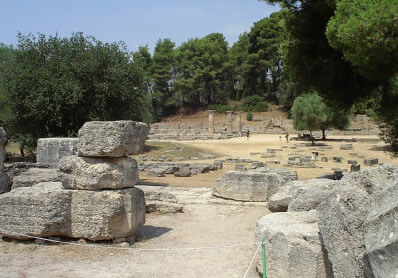 Antike Felsblöcke in Olympia