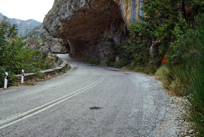 Straße mit überhängenden Felsen auf der Strecke von Kalamata nach Sparta