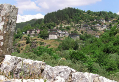 Blick auf das am Berg liegende Dorf Monodendri im Zagoria-Gebiet