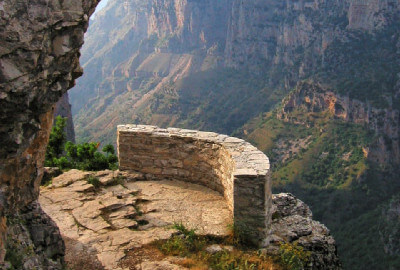 Steinmauer am Ausblick in die Vikos-Schlucht in 1000 Meter Tiefe