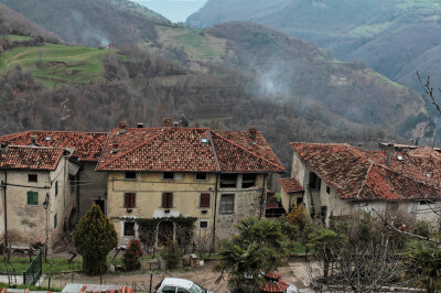 Die kleinen Dörfer der Hochebene Tremosine schweben 500-600 m über dem See