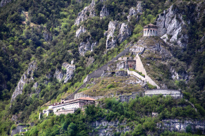 Die Rocca d'Anfo zieht sich über die Felsen oberhalb von Anfo und ist dessen Wahrzeichen.