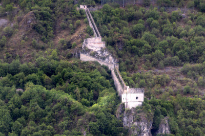 Die Rocca d'Anfo zieht sich über die Felsen oberhalb von Anfo und ist dessen Wahrzeichen.