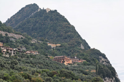 In der Ferne am Berg liegt die Kirche Madonna di Monte Castello