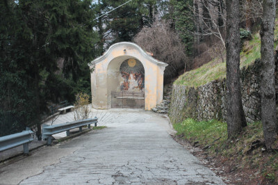 Eine Station des Kreuzweges an der Auffahrt zur Kirche Madonna di Monte Castello