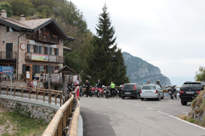 Einige Motorradfahrer vor einem Restaurant im Rifúgio Bocca Navene