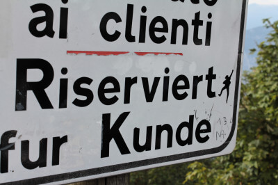 Schild mit Rechtschreibfehler am Restaurant im Rifúgio Bocca Navene