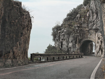 Strada della Forra kühn trassiert mit Tunnel und Galerien