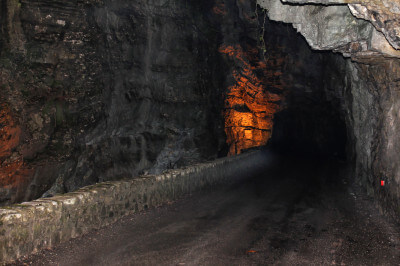 Beleuchteter Tunnel in der Brasaschlucht bei Nacht