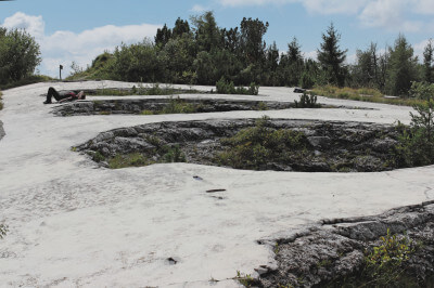 Mehrere große Löcher für ehemalige Geschütze auf dem Dach des Forte Cima Ora