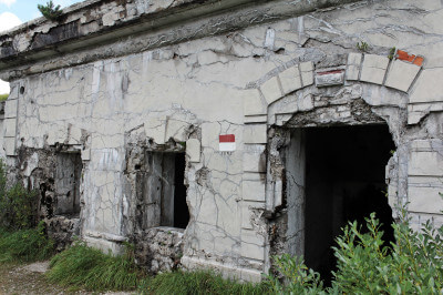Betonierter Unterstand ohne Fenster und Türen am Forte Cima Ora