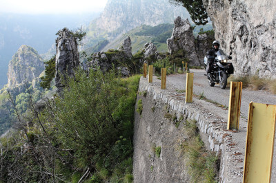 Motorrad fährt auf Passo del Spina