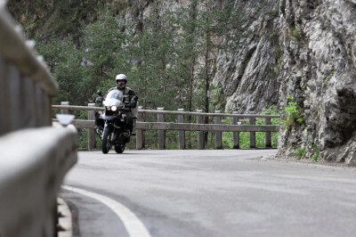 Motorradfahrer nahe der Leitplanke am Passo di Capovalle