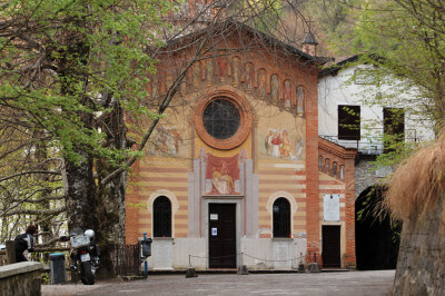 Blick auf die Kirche Madonna di Rio Secco auf dem Passo del Cavallino della Fobbia