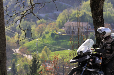Motorradfahrer genießt die Aussicht am Passo Cavallino della Fobbia
