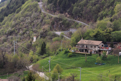 Landschaft mit Haus am Passo del Cavallino della Fobbia