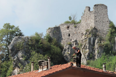 Blick auf die Rocca di Nozza (Ruine) in Vestone im Val Sabbia