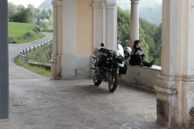 Motorrad steht in der Durchfahrt des Santuario della Madonna delle Cornelle