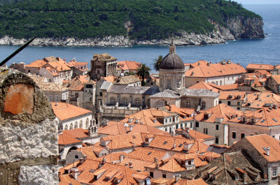 Blick auf die roten Dächer von Dubrovnik