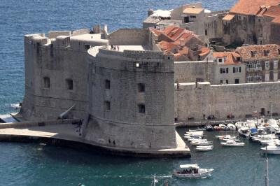 Blick auf die hoch aufragende Stadtmauer von Dubrovnik