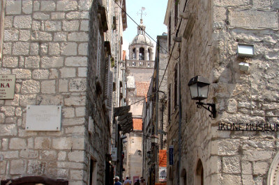 Enge hohe Gasse in der Altstadt von Korčula