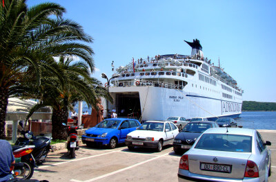 Im Hafen von Korčula liegt eine Autofähre beim be- und entladen vor Anker