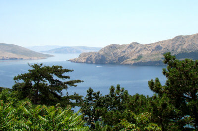 Blick auf das Meer mit Bergen auf der Insel Krk