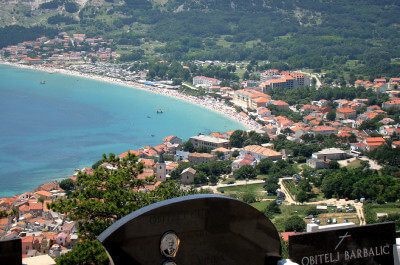 Blick von oben auf die Bucht auf Stara Baska