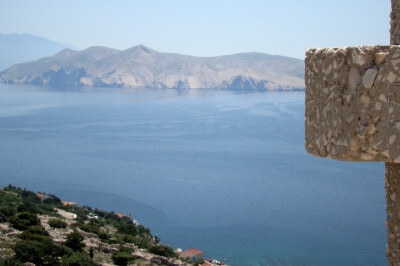 Blick von oben auf eine vorgelagerte Insel auf Krk