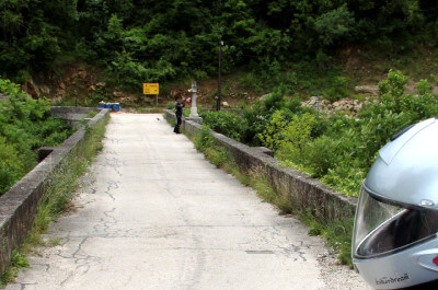 Steinbrücke über den Cetina-Fluss