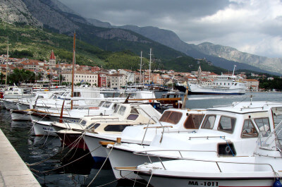 Boote liegen im Hafen von Makarska an einer Mole vor Anker
