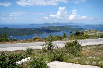 Panoramablick mit Bergen und blauem Meer