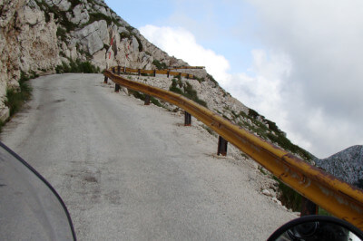 Steile einspurige Auffahrt zum Sveti Jure mit organer Leitplanke