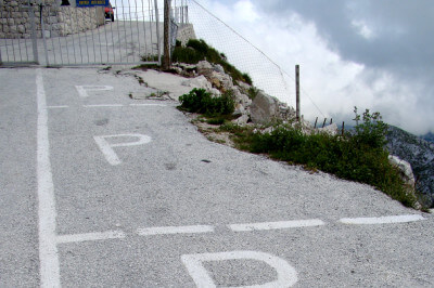 Sehr schmaler Parkplatz mit drei eingezeichneten Möglichkeiten am Gipfel des Sveti Jure