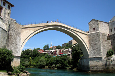 Blick auf die neue Bogenbrücke in Mostar