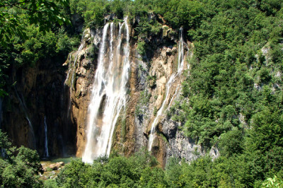 Ein steil abfallender Wasserfall an den Plitvicer Seen